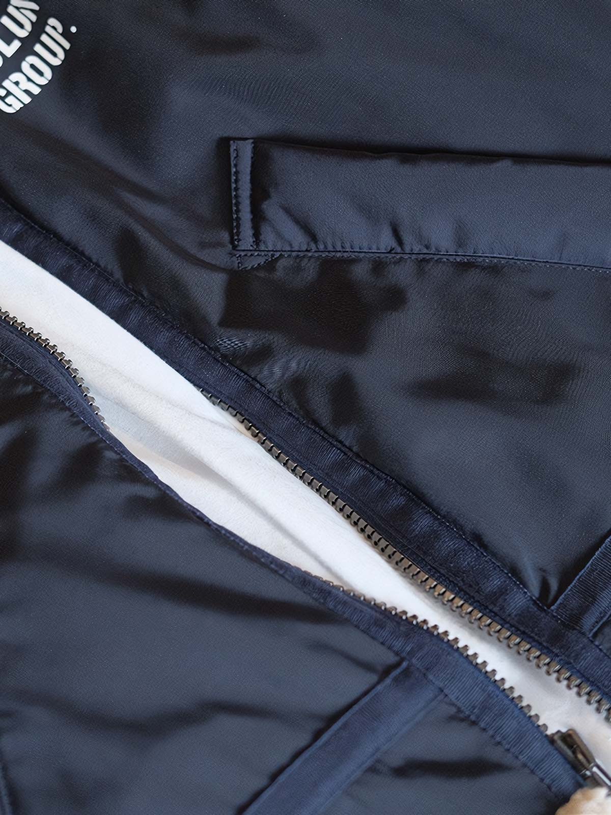 製品画像:
クラシックB3空軍リバイバルジャケット改良版の全体画像、厚手ボア裏地と精緻なミリタリーワッペン刺繍が特徴的なヴィンテージフライトジャケット。
詳細画像:
胸元のワッペン刺繍と背面の「第74戦闘飛行中隊(74TH FIGHTER SQ.)」刺繍ディテール、アメリカ空軍の象徴的なデザイン。