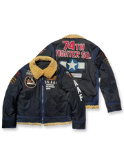 製品画像:
クラシックB3空軍リバイバルジャケット改良版の全体画像、厚手ボア裏地と精緻なミリタリーワッペン刺繍が特徴的なヴィンテージフライトジャケット。
詳細画像:
胸元のワッペン刺繍と背面の「第74戦闘飛行中隊(74TH FIGHTER SQ.)」刺繍ディテール、アメリカ空軍の象徴的なデザイン。