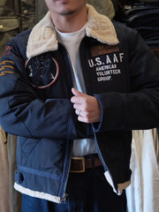 詳細画像:
胸元のワッペン刺繍と背面の「第74戦闘飛行中隊(74TH FIGHTER SQ.)」刺繍ディテール、アメリカ空軍の象徴的なデザイン。
モデル画像:
男性モデルがクラシックB3フライトジャケットを着用し、ミリタリーレトロスタイルのコーディネートを披露。