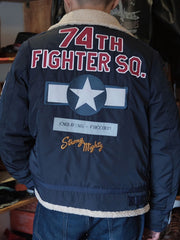 詳細画像:
胸元のワッペン刺繍と背面の「第74戦闘飛行中隊(74TH FIGHTER SQ.)」刺繍ディテール、アメリカ空軍の象徴的なデザイン。
モデル画像:
男性モデルがクラシックB3フライトジャケットを着用し、ミリタリーレトロスタイルのコーディネートを披露。詳細画像:
胸元のワッペン刺繍と背面の「第74戦闘飛行中隊(74TH FIGHTER SQ.)」刺繍ディテール、アメリカ空軍の象徴的なデザイン。
モデル画像:
男性モデルがクラシックB3フライトジャケットを着用し、ミリタリーレトロスタイルのコーディネートを披露。