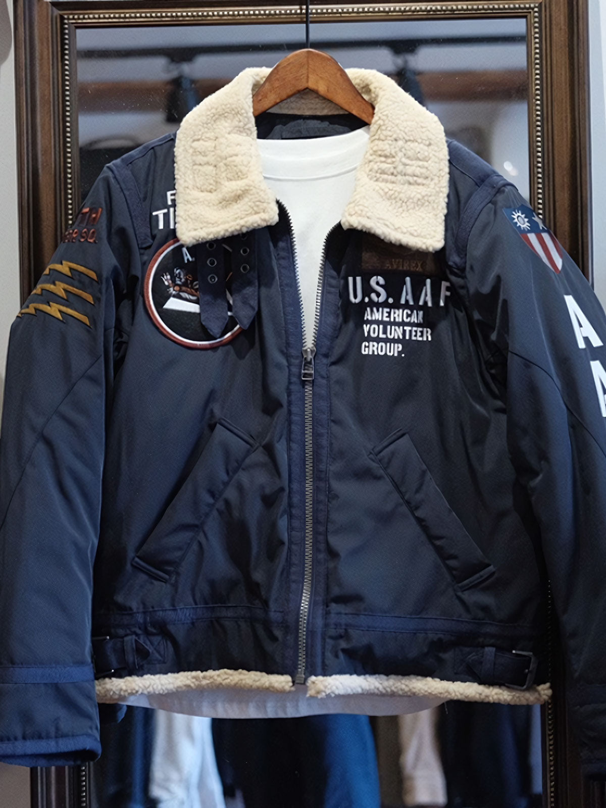 製品画像:
クラシックB3空軍リバイバルジャケット改良版の全体画像、厚手ボア裏地と精緻なミリタリーワッペン刺繍が特徴的なヴィンテージフライトジャケット。
詳細画像:
胸元のワッペン刺繍と背面の「第74戦闘飛行中隊(74TH FIGHTER SQ.)」刺繍ディテール、アメリカ空軍の象徴的なデザイン。