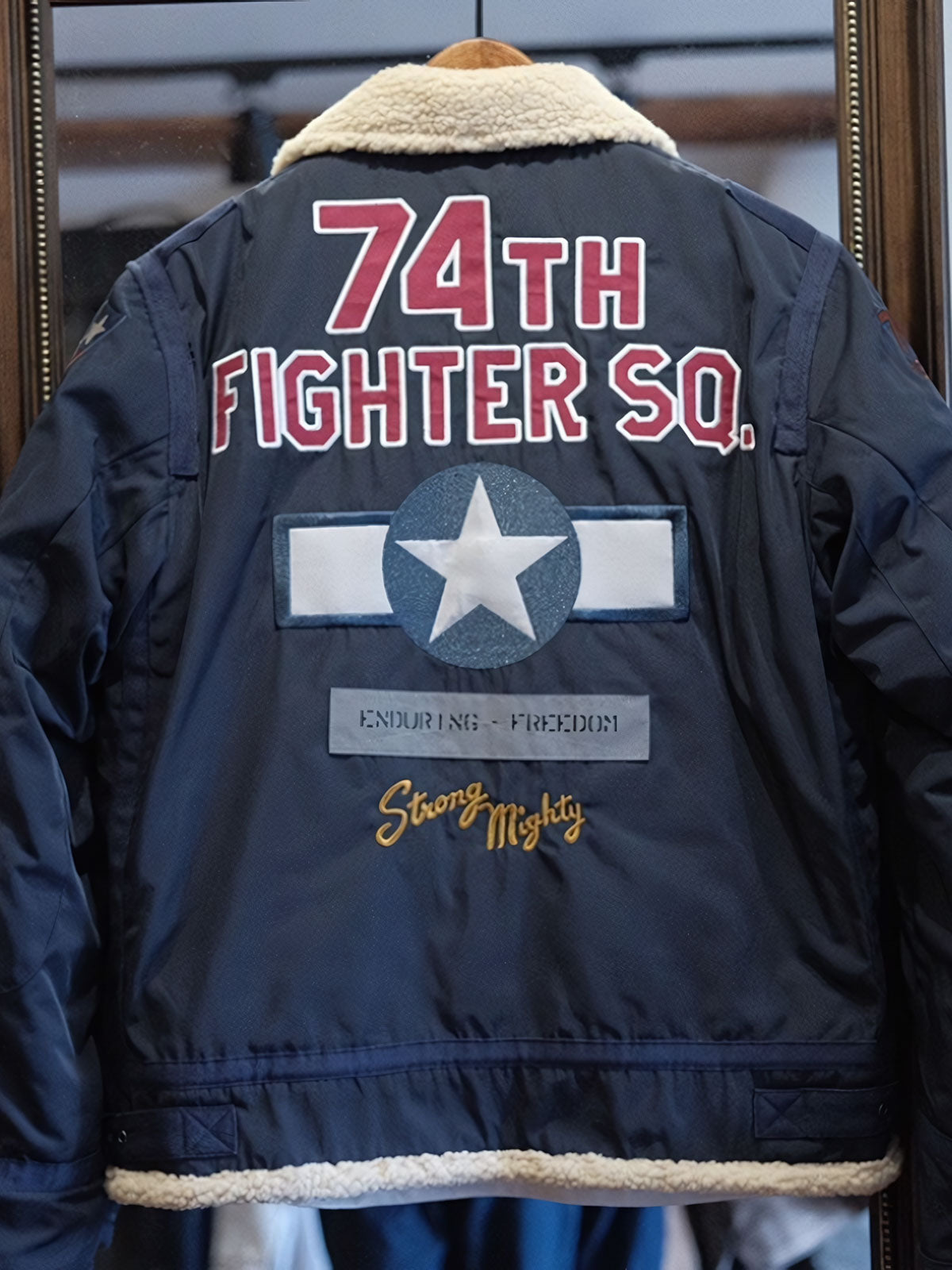 製品画像:
クラシックB3空軍リバイバルジャケット改良版の全体画像、厚手ボア裏地と精緻なミリタリーワッペン刺繍が特徴的なヴィンテージフライトジャケット。
詳細画像:
胸元のワッペン刺繍と背面の「第74戦闘飛行中隊(74TH FIGHTER SQ.)」刺繍ディテール、アメリカ空軍の象徴的なデザイン。