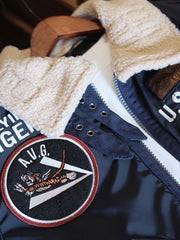 製品画像:
クラシックB3空軍リバイバルジャケット改良版の全体画像、厚手ボア裏地と精緻なミリタリーワッペン刺繍が特徴的なヴィンテージフライトジャケット。
詳細画像:
胸元のワッペン刺繍と背面の「第74戦闘飛行中隊(74TH FIGHTER SQ.)」刺繍ディテール、アメリカ空軍の象徴的なデザイン。