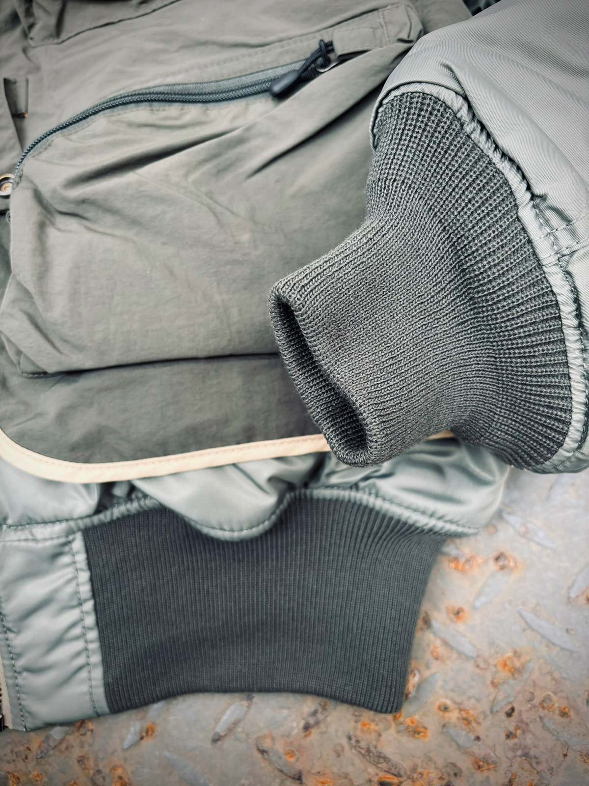 製品画像: 2点セット タクティカルベストとMA-1フライトジャケットの全体展示画像、ミリタリースタイルとアウトドアファッションの両方に対応した多機能デザイン
詳細画像: タクティカルベストのバッジと多機能ポケット、MA-1フライトジャケットのクラシックディテール特写、耐久性と快適性を兼ね備えた高品質素材