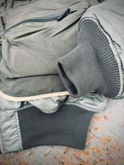 製品画像: 2点セット タクティカルベストとMA-1フライトジャケットの全体展示画像、ミリタリースタイルとアウトドアファッションの両方に対応した多機能デザイン
詳細画像: タクティカルベストのバッジと多機能ポケット、MA-1フライトジャケットのクラシックディテール特写、耐久性と快適性を兼ね備えた高品質素材