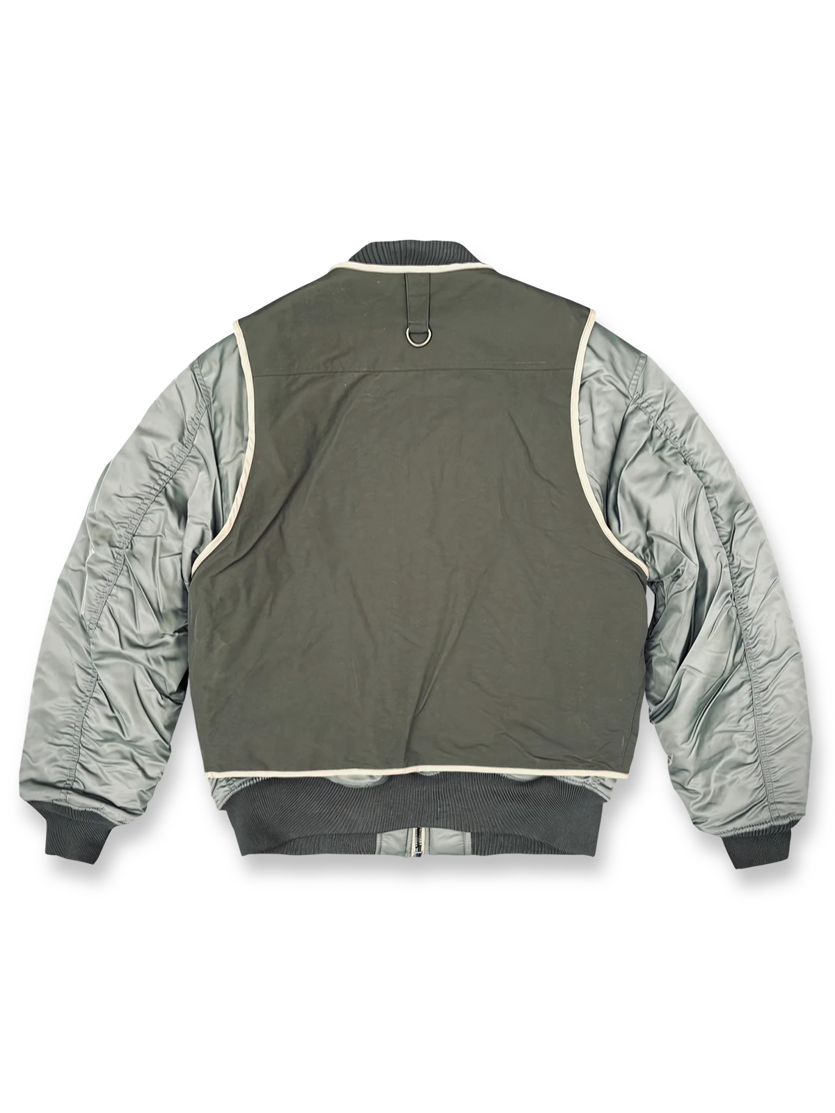 製品画像: 2点セット タクティカルベストとMA-1フライトジャケットの全体展示画像、ミリタリースタイルとアウトドアファッションの両方に対応した多機能デザイン
詳細画像: タクティカルベストのバッジと多機能ポケット、MA-1フライトジャケットのクラシックディテール特写、耐久性と快適性を兼ね備えた高品質素材