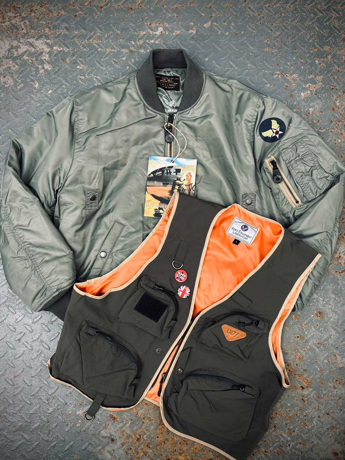 製品画像: 2点セット タクティカルベストとMA-1フライトジャケットの全体展示画像、ミリタリースタイルとアウトドアファッションの両方に対応した多機能デザイン
詳細画像: タクティカルベストのバッジと多機能ポケット、MA-1フライトジャケットのクラシックディテール特写、耐久性と快適性を兼ね備えた高品質素材