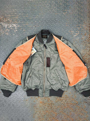 製品画像: 2点セット タクティカルベストとMA-1フライトジャケットの全体展示画像、ミリタリースタイルとアウトドアファッションの両方に対応した多機能デザイン
詳細画像: タクティカルベストのバッジと多機能ポケット、MA-1フライトジャケットのクラシックディテール特写、耐久性と快適性を兼ね備えた高品質素材