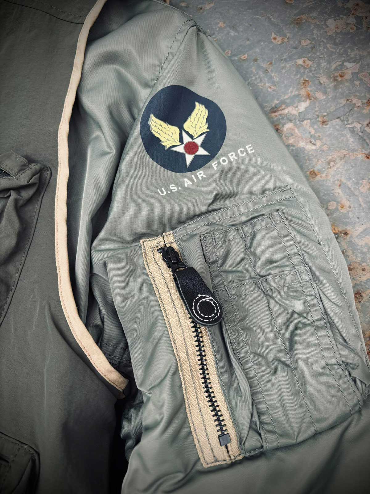 製品画像: 2点セット タクティカルベストとMA-1フライトジャケットの全体展示画像、ミリタリースタイルとアウトドアファッションの両方に対応した多機能デザイン
詳細画像: タクティカルベストのバッジと多機能ポケット、MA-1フライトジャケットのクラシックディテール特写、耐久性と快適性を兼ね備えた高品質素材