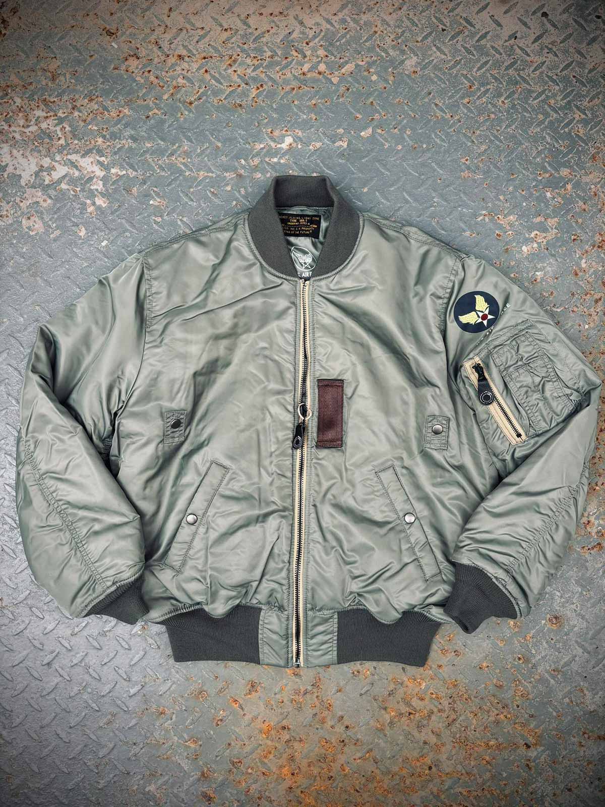 製品画像: 2点セット タクティカルベストとMA-1フライトジャケットの全体展示画像、ミリタリースタイルとアウトドアファッションの両方に対応した多機能デザイン
詳細画像: タクティカルベストのバッジと多機能ポケット、MA-1フライトジャケットのクラシックディテール特写、耐久性と快適性を兼ね備えた高品質素材