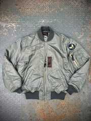 製品画像: 2点セット タクティカルベストとMA-1フライトジャケットの全体展示画像、ミリタリースタイルとアウトドアファッションの両方に対応した多機能デザイン
詳細画像: タクティカルベストのバッジと多機能ポケット、MA-1フライトジャケットのクラシックディテール特写、耐久性と快適性を兼ね備えた高品質素材