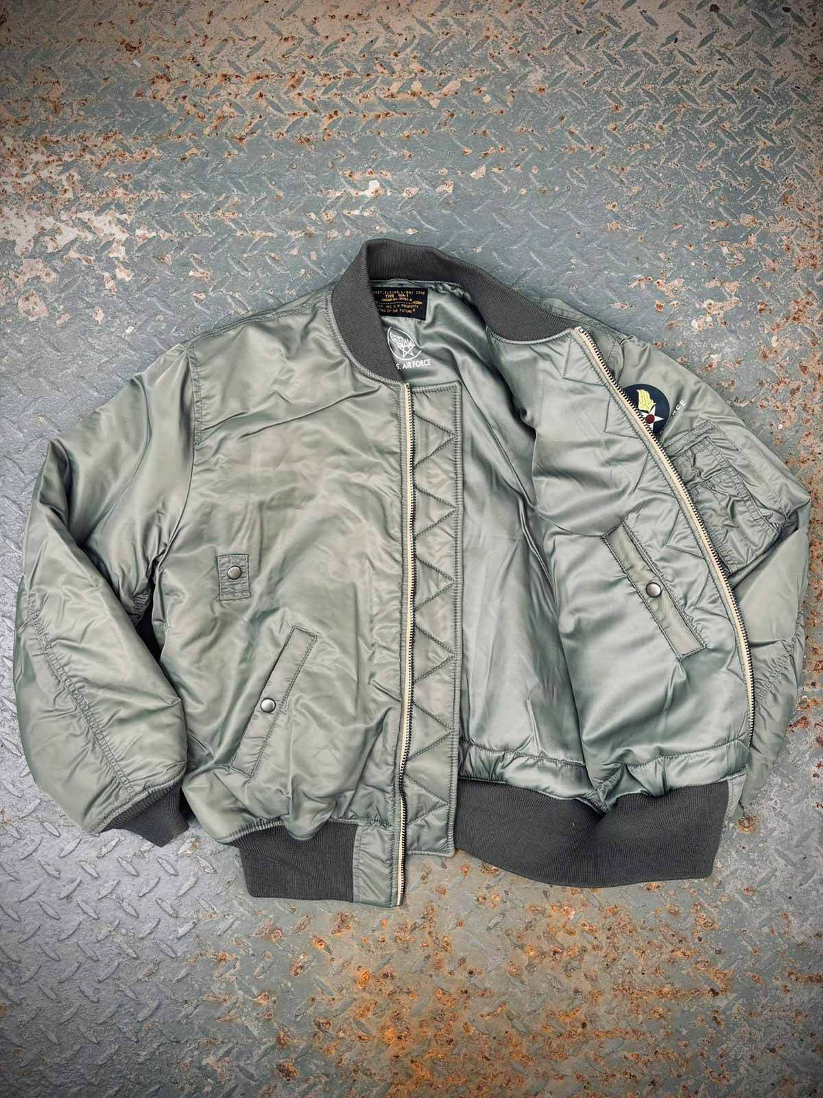 製品画像: 2点セット タクティカルベストとMA-1フライトジャケットの全体展示画像、ミリタリースタイルとアウトドアファッションの両方に対応した多機能デザイン
詳細画像: タクティカルベストのバッジと多機能ポケット、MA-1フライトジャケットのクラシックディテール特写、耐久性と快適性を兼ね備えた高品質素材