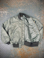 製品画像: 2点セット タクティカルベストとMA-1フライトジャケットの全体展示画像、ミリタリースタイルとアウトドアファッションの両方に対応した多機能デザイン
詳細画像: タクティカルベストのバッジと多機能ポケット、MA-1フライトジャケットのクラシックディテール特写、耐久性と快適性を兼ね備えた高品質素材