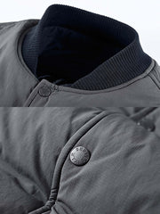 製品画像: アメリカンヴィンテージ リバーシブル ベースボールジャケットの全体画像、面ファスナー付き空軍ワッペンとスカル&コイン刺繍が特徴の個性的デザイン
詳細画像: 背面に施されたスカルとコインの刺繍ディテール、面ファスナー付き空軍ベースボールワッペンの特写、高耐久ポリエステルと柔らかなレーヨン素材