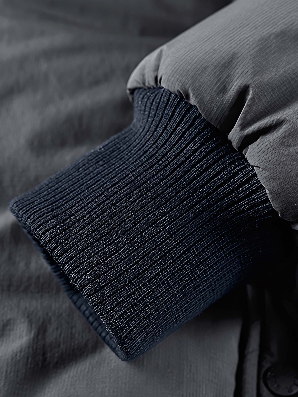 製品画像: アメリカンヴィンテージ リバーシブル ベースボールジャケットの全体画像、面ファスナー付き空軍ワッペンとスカル&コイン刺繍が特徴の個性的デザイン
詳細画像: 背面に施されたスカルとコインの刺繍ディテール、面ファスナー付き空軍ベースボールワッペンの特写、高耐久ポリエステルと柔らかなレーヨン素材