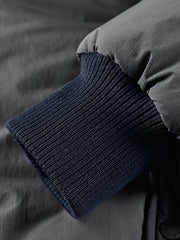 製品画像: アメリカンヴィンテージ リバーシブル ベースボールジャケットの全体画像、面ファスナー付き空軍ワッペンとスカル&コイン刺繍が特徴の個性的デザイン
詳細画像: 背面に施されたスカルとコインの刺繍ディテール、面ファスナー付き空軍ベースボールワッペンの特写、高耐久ポリエステルと柔らかなレーヨン素材