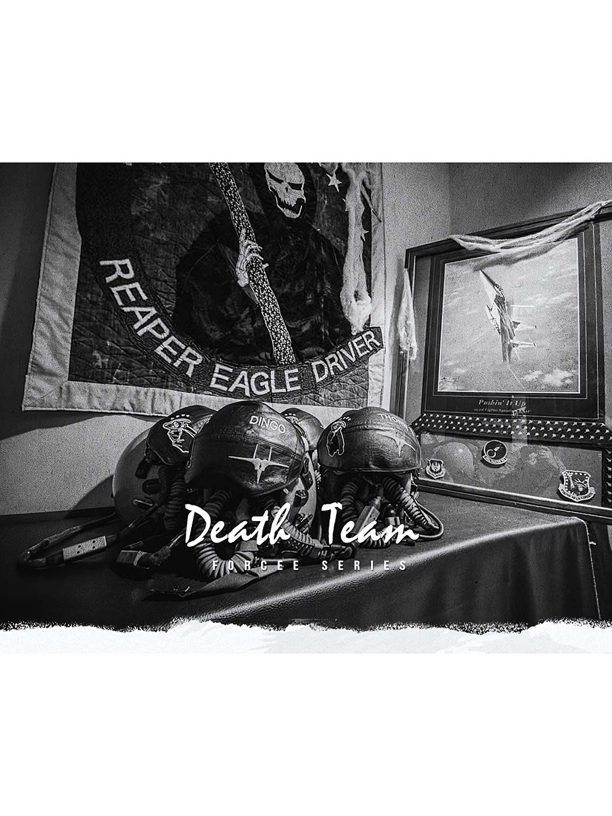 製品画像: アメリカンヴィンテージ リバーシブル ベースボールジャケットの全体画像、面ファスナー付き空軍ワッペンとスカル&コイン刺繍が特徴の個性的デザイン
詳細画像: 背面に施されたスカルとコインの刺繍ディテール、面ファスナー付き空軍ベースボールワッペンの特写、高耐久ポリエステルと柔らかなレーヨン素材