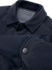 製品画像: アメリカンヴィンテージ リバーシブル ベースボールジャケットの全体画像、面ファスナー付き空軍ワッペンとスカル&コイン刺繍が特徴の個性的デザイン
詳細画像: 背面に施されたスカルとコインの刺繍ディテール、面ファスナー付き空軍ベースボールワッペンの特写、高耐久ポリエステルと柔らかなレーヨン素材