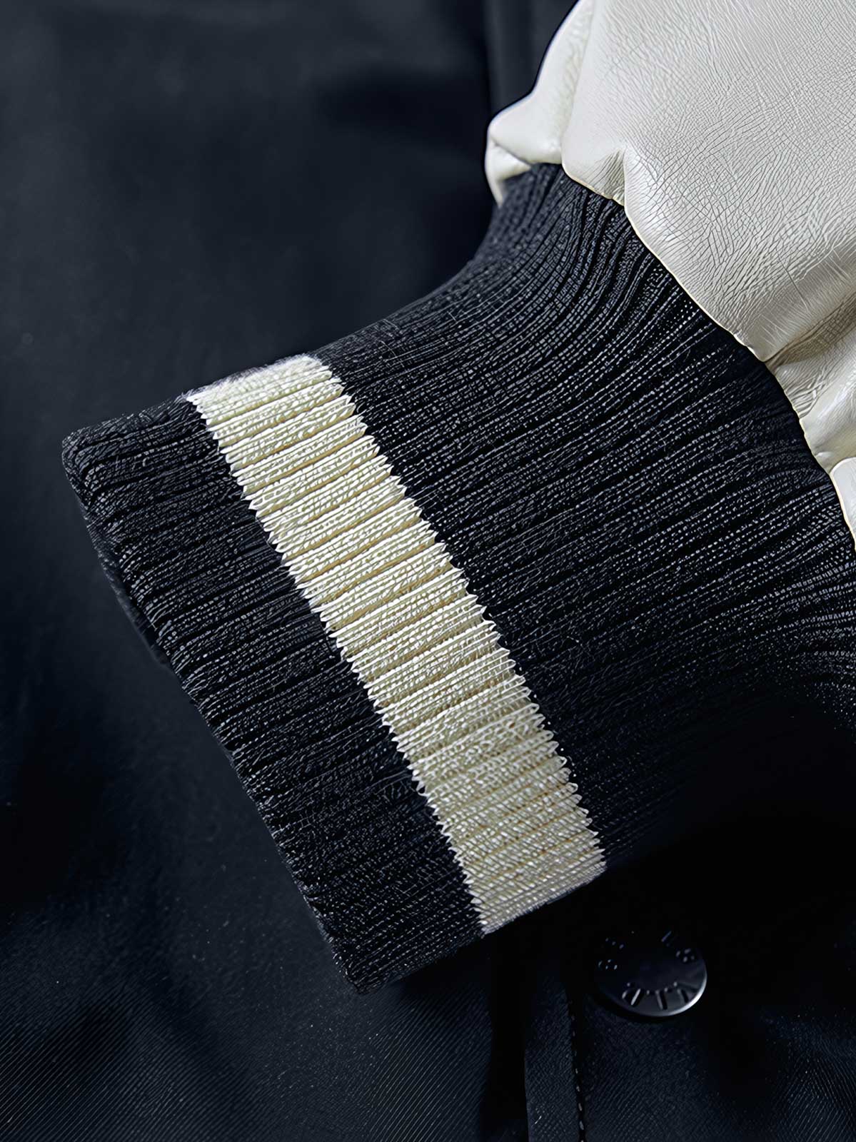 製品画像: アメリカンヴィンテージ リバーシブル ベースボールジャケットの全体画像、面ファスナー付き空軍ワッペンとスカル&コイン刺繍が特徴の個性的デザイン
詳細画像: 背面に施されたスカルとコインの刺繍ディテール、面ファスナー付き空軍ベースボールワッペンの特写、高耐久ポリエステルと柔らかなレーヨン素材