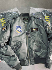 製品画像: L2-Bヴィンテージフライトジャケットの全体画像、ミリタリーグリーンとキャプテンランクの肩章が特徴のデザイン
詳細画像: 背面のポスター調デザインとキャプテンランク肩章のディテール、1940年代風のミリタリースタイル