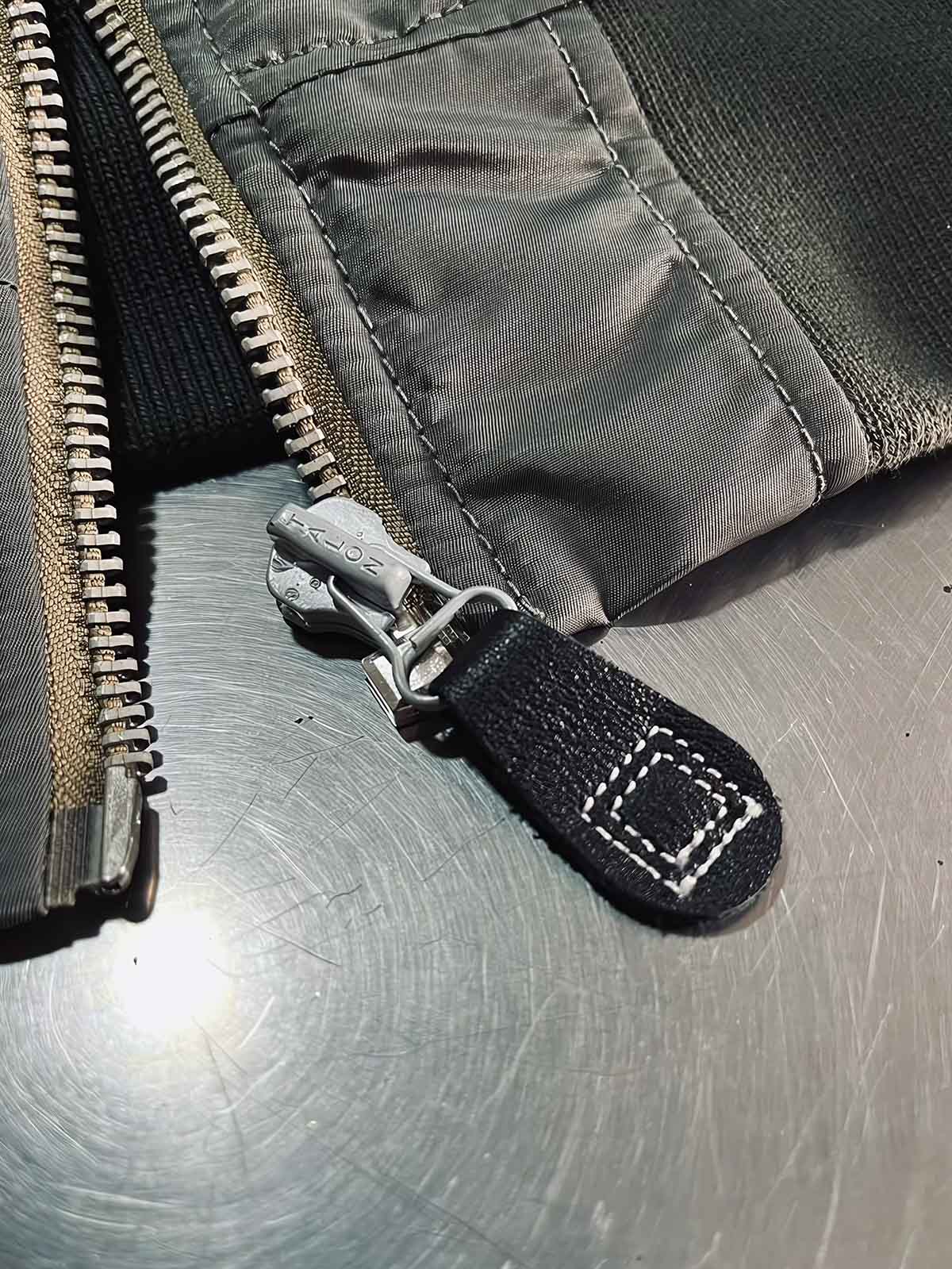 製品画像: L2-Bヴィンテージフライトジャケットの全体画像、ミリタリーグリーンとキャプテンランクの肩章が特徴のデザイン
詳細画像: 背面のポスター調デザインとキャプテンランク肩章のディテール、1940年代風のミリタリースタイル