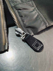 製品画像: L2-Bヴィンテージフライトジャケットの全体画像、ミリタリーグリーンとキャプテンランクの肩章が特徴のデザイン
詳細画像: 背面のポスター調デザインとキャプテンランク肩章のディテール、1940年代風のミリタリースタイル