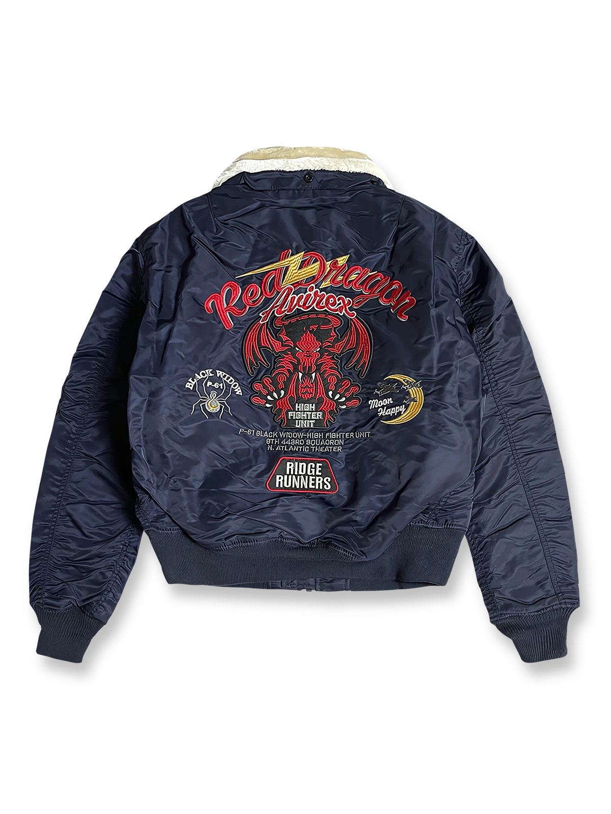 製品画像: レッドドラゴンテーマのB15中綿フライトジャケットの全体画像、クラシックなミリタリーデザインと保温性が特徴
詳細画像: 背面のレッドドラゴン刺繍と「RIDGE RUNNERS」刺繍のディテール、100%ナイロン素材による防風効果