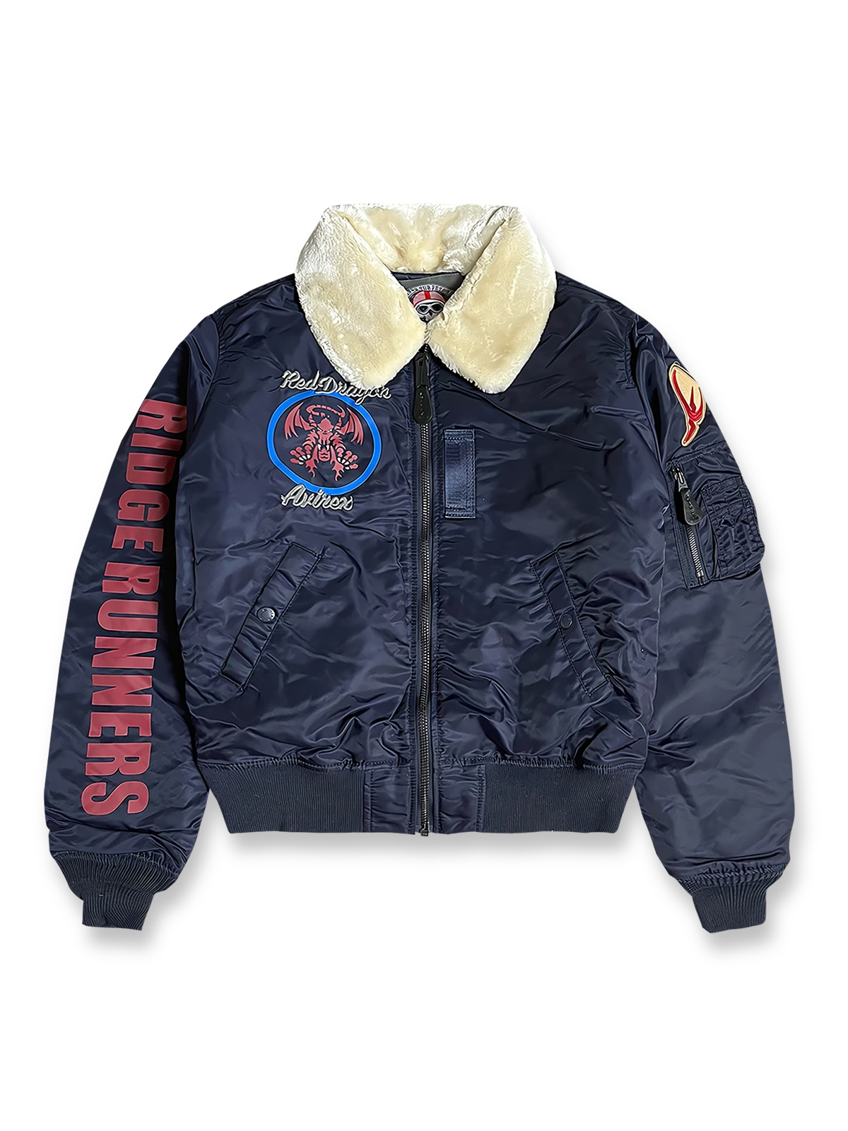 製品画像: レッドドラゴンテーマのB15中綿フライトジャケットの全体画像、クラシックなミリタリーデザインと保温性が特徴
詳細画像: 背面のレッドドラゴン刺繍と「RIDGE RUNNERS」刺繍のディテール、100%ナイロン素材による防風効果