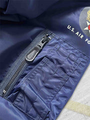 製品画像: 龍刺繍MA-1フライトジャケットの全体画像、防風・防水ナイロン素材を使用したクラシックなミリタリースタイル
詳細画像: 背面の龍刺繍と複数のミリタリーパッチのディテール、春秋向けの軽量デザイン