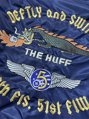 製品画像: 龍刺繍MA-1フライトジャケットの全体画像、防風・防水ナイロン素材を使用したクラシックなミリタリースタイル
詳細画像: 背面の龍刺繍と複数のミリタリーパッチのディテール、春秋向けの軽量デザイン