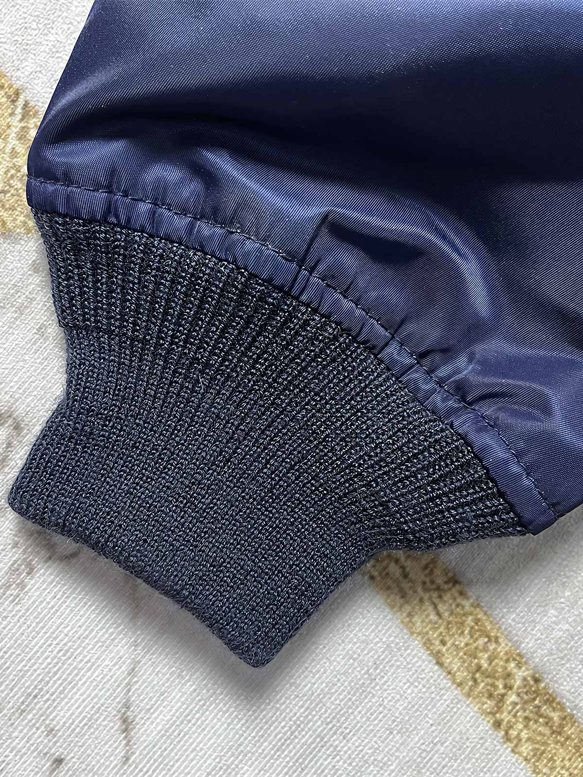 製品画像: 龍刺繍MA-1フライトジャケットの全体画像、防風・防水ナイロン素材を使用したクラシックなミリタリースタイル
詳細画像: 背面の龍刺繍と複数のミリタリーパッチのディテール、春秋向けの軽量デザイン