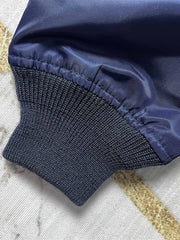 製品画像: 龍刺繍MA-1フライトジャケットの全体画像、防風・防水ナイロン素材を使用したクラシックなミリタリースタイル
詳細画像: 背面の龍刺繍と複数のミリタリーパッチのディテール、春秋向けの軽量デザイン