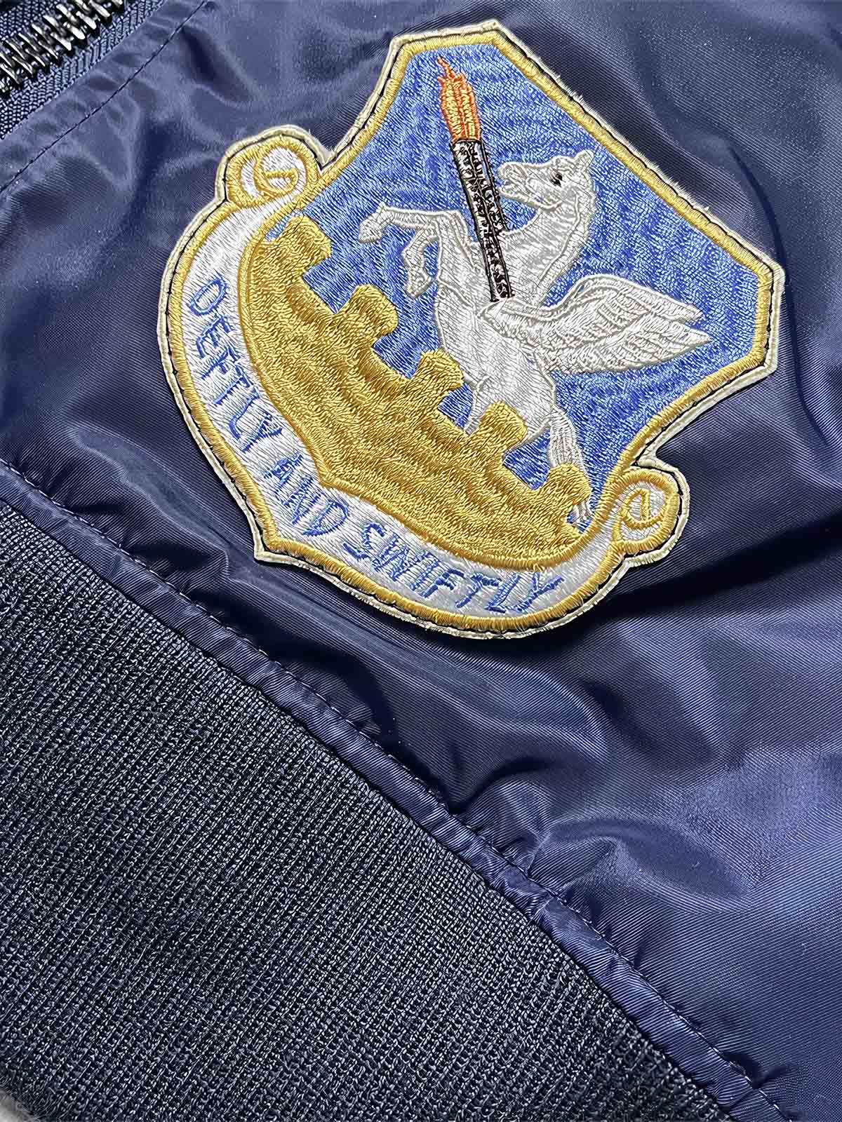 製品画像: 龍刺繍MA-1フライトジャケットの全体画像、防風・防水ナイロン素材を使用したクラシックなミリタリースタイル
詳細画像: 背面の龍刺繍と複数のミリタリーパッチのディテール、春秋向けの軽量デザイン