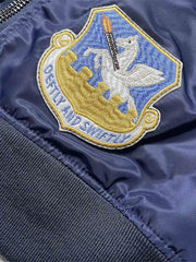 製品画像: 龍刺繍MA-1フライトジャケットの全体画像、防風・防水ナイロン素材を使用したクラシックなミリタリースタイル
詳細画像: 背面の龍刺繍と複数のミリタリーパッチのディテール、春秋向けの軽量デザイン