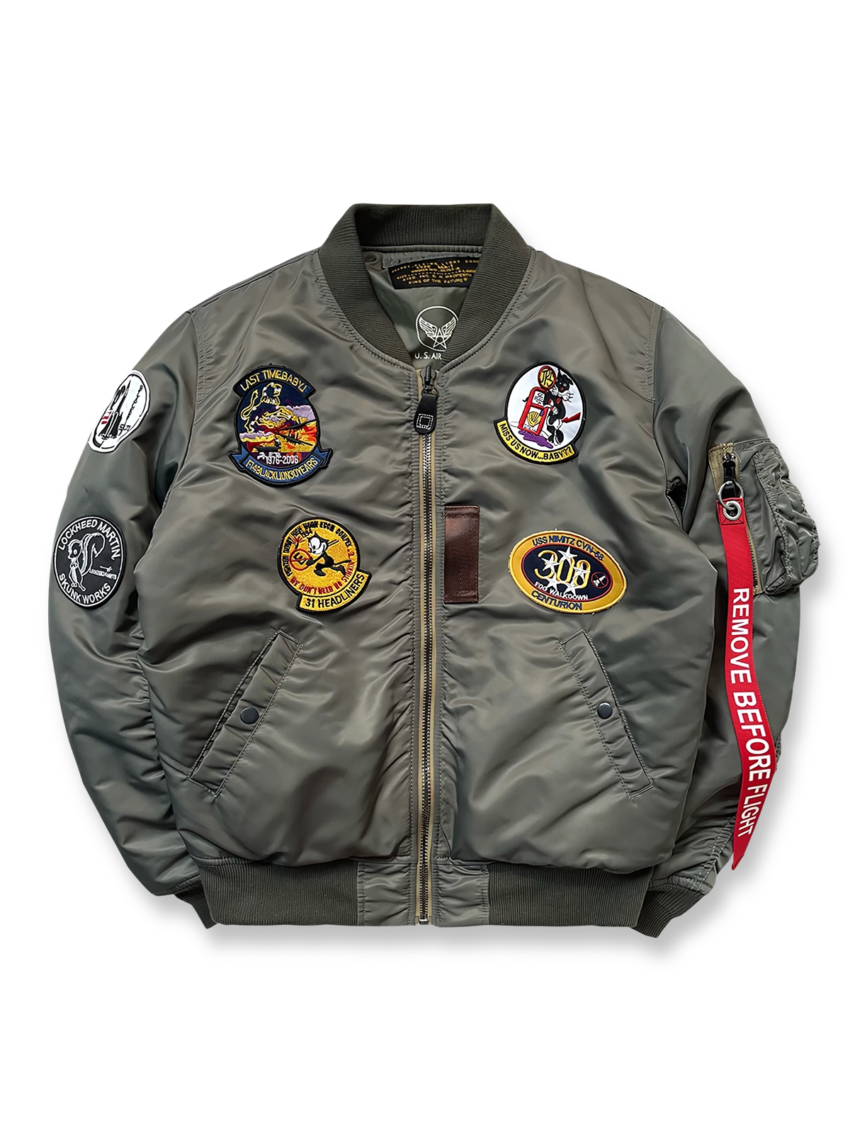 製品画像: ブラックバード飛行中隊 P40 フライングタイガース 刺繍入りフライトジャケットの全体画像、ミリタリーテイストとヴィンテージ感を融合したデザイン
詳細画像: ブラックバード飛行中隊とフライングタイガースの刺繍ディテール、リアルな「REMOVE BEFORE FLIGHT」タグ付き