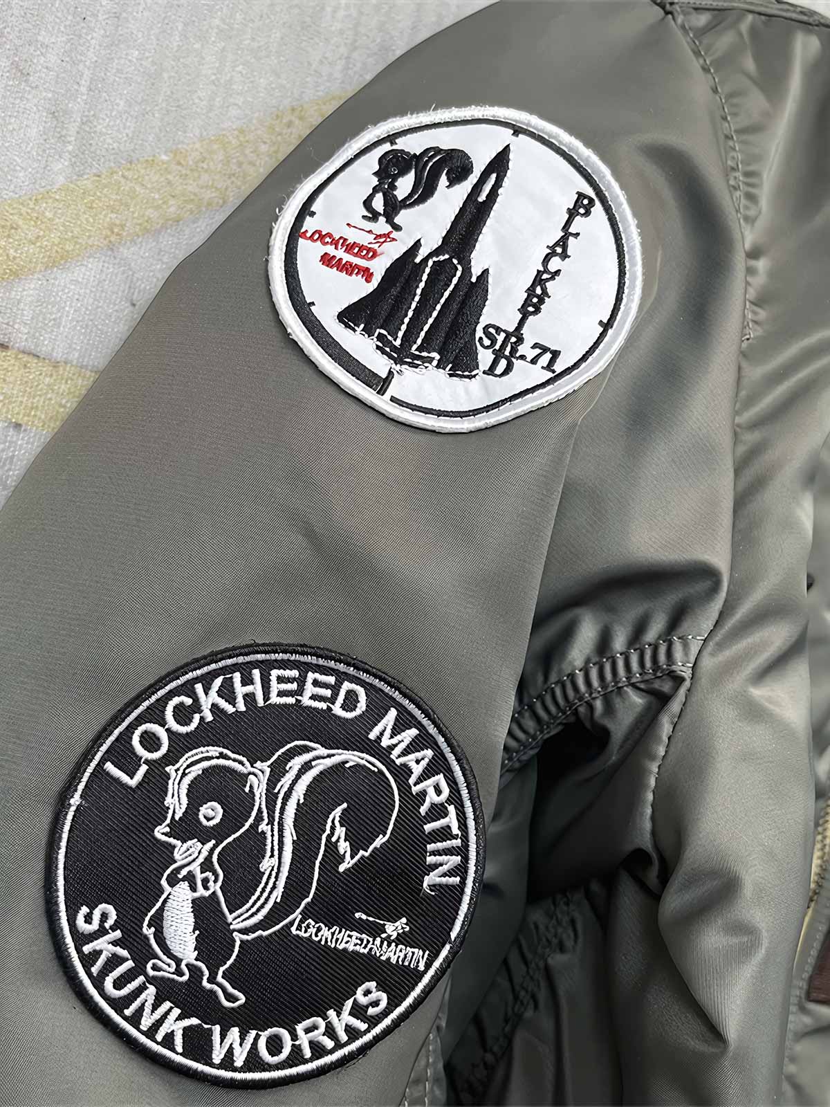 製品画像: ブラックバード飛行中隊 P40 フライングタイガース 刺繍入りフライトジャケットの全体画像、ミリタリーテイストとヴィンテージ感を融合したデザイン
詳細画像: ブラックバード飛行中隊とフライングタイガースの刺繍ディテール、リアルな「REMOVE BEFORE FLIGHT」タグ付き