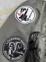 製品画像: ブラックバード飛行中隊 P40 フライングタイガース 刺繍入りフライトジャケットの全体画像、ミリタリーテイストとヴィンテージ感を融合したデザイン
詳細画像: ブラックバード飛行中隊とフライングタイガースの刺繍ディテール、リアルな「REMOVE BEFORE FLIGHT」タグ付き