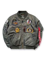 製品画像: ブラックバード飛行中隊 P40 フライングタイガース 刺繍入りフライトジャケットの全体画像、ミリタリーテイストとヴィンテージ感を融合したデザイン
詳細画像: ブラックバード飛行中隊とフライングタイガースの刺繍ディテール、リアルな「REMOVE BEFORE FLIGHT」タグ付き