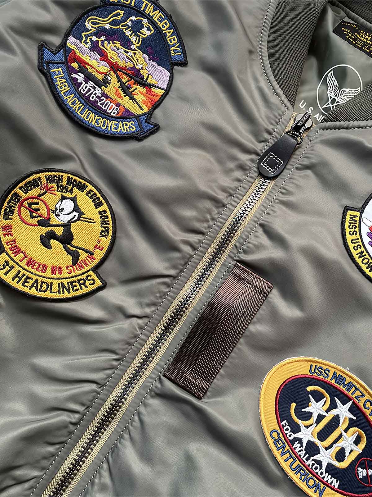 製品画像: ブラックバード飛行中隊 P40 フライングタイガース 刺繍入りフライトジャケットの全体画像、ミリタリーテイストとヴィンテージ感を融合したデザイン
詳細画像: ブラックバード飛行中隊とフライングタイガースの刺繍ディテール、リアルな「REMOVE BEFORE FLIGHT」タグ付き