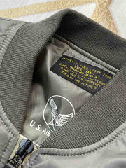 製品画像: ブラックバード飛行中隊 P40 フライングタイガース 刺繍入りフライトジャケットの全体画像、ミリタリーテイストとヴィンテージ感を融合したデザイン
詳細画像: ブラックバード飛行中隊とフライングタイガースの刺繍ディテール、リアルな「REMOVE BEFORE FLIGHT」タグ付き