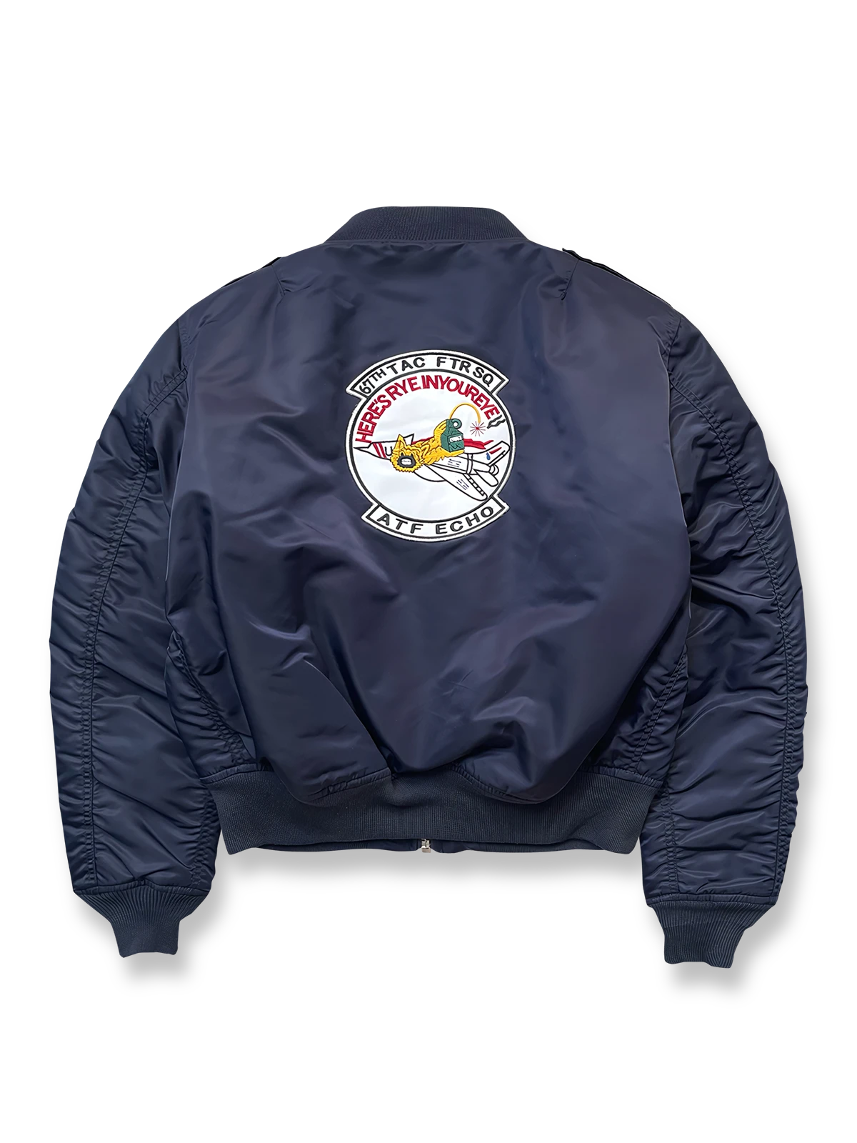 製品画像: Type L-2A複数の刺繍ワッペン付きフライトジャケットの全体画像、クラシックなアメカジミリタリースタイル
詳細画像: 胸元と袖に施された「U.S. Air Force」ワッペンや部隊エンブレム刺繍のディテール、ヴィンテージミリタリーテイストを強調
