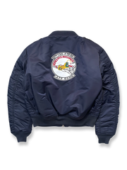 製品画像: Type L-2A複数の刺繍ワッペン付きフライトジャケットの全体画像、クラシックなアメカジミリタリースタイル
詳細画像: 胸元と袖に施された「U.S. Air Force」ワッペンや部隊エンブレム刺繍のディテール、ヴィンテージミリタリーテイストを強調