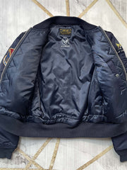 製品画像: Type L-2A複数の刺繍ワッペン付きフライトジャケットの全体画像、クラシックなアメカジミリタリースタイル
詳細画像: 胸元と袖に施された「U.S. Air Force」ワッペンや部隊エンブレム刺繍のディテール、ヴィンテージミリタリーテイストを強調