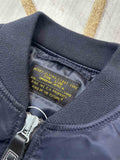 製品画像: Type L-2A複数の刺繍ワッペン付きフライトジャケットの全体画像、クラシックなアメカジミリタリースタイル
詳細画像: 胸元と袖に施された「U.S. Air Force」ワッペンや部隊エンブレム刺繍のディテール、ヴィンテージミリタリーテイストを強調