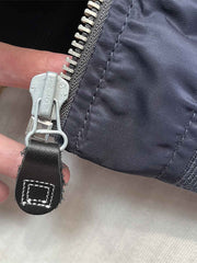 製品画像: Type L-2A複数の刺繍ワッペン付きフライトジャケットの全体画像、クラシックなアメカジミリタリースタイル
詳細画像: 胸元と袖に施された「U.S. Air Force」ワッペンや部隊エンブレム刺繍のディテール、ヴィンテージミリタリーテイストを強調