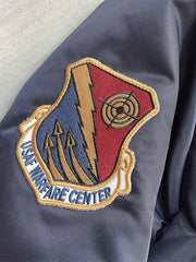 製品画像: Type L-2A複数の刺繍ワッペン付きフライトジャケットの全体画像、クラシックなアメカジミリタリースタイル
詳細画像: 胸元と袖に施された「U.S. Air Force」ワッペンや部隊エンブレム刺繍のディテール、ヴィンテージミリタリーテイストを強調