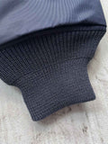 製品画像: Type L-2A複数の刺繍ワッペン付きフライトジャケットの全体画像、クラシックなアメカジミリタリースタイル
詳細画像: 胸元と袖に施された「U.S. Air Force」ワッペンや部隊エンブレム刺繍のディテール、ヴィンテージミリタリーテイストを強調