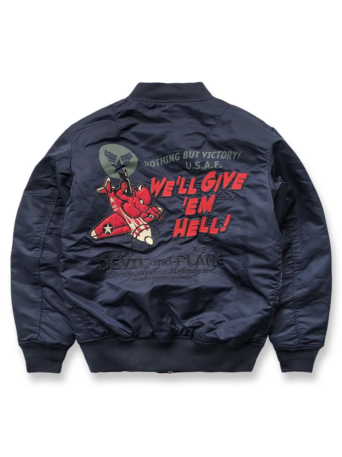 製品画像: テッドマン刺繍MA-1飛行ジャケットの全体画像、ヴィンテージアメリカンミリタリースタイルが特徴
詳細画像: ジャケット背面のテッドマン刺繍と「WE'LL GIVE 'EM HELL!」スローガンのディテール