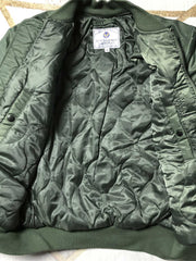 製品画像: テッドマン刺繍MA-1飛行ジャケットの全体画像、ヴィンテージアメリカンミリタリースタイルが特徴
詳細画像: ジャケット背面のテッドマン刺繍と「WE'LL GIVE 'EM HELL!」スローガンのディテール