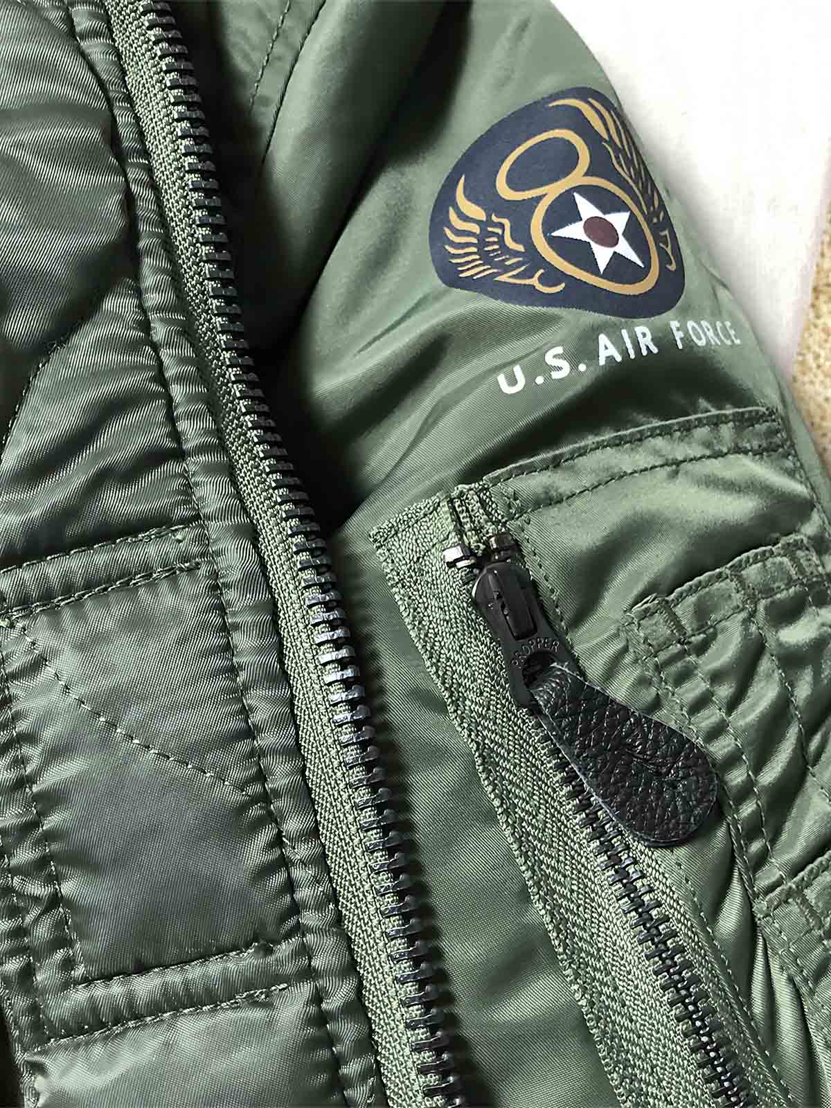 製品画像: テッドマン刺繍MA-1飛行ジャケットの全体画像、ヴィンテージアメリカンミリタリースタイルが特徴
詳細画像: ジャケット背面のテッドマン刺繍と「WE'LL GIVE 'EM HELL!」スローガンのディテール